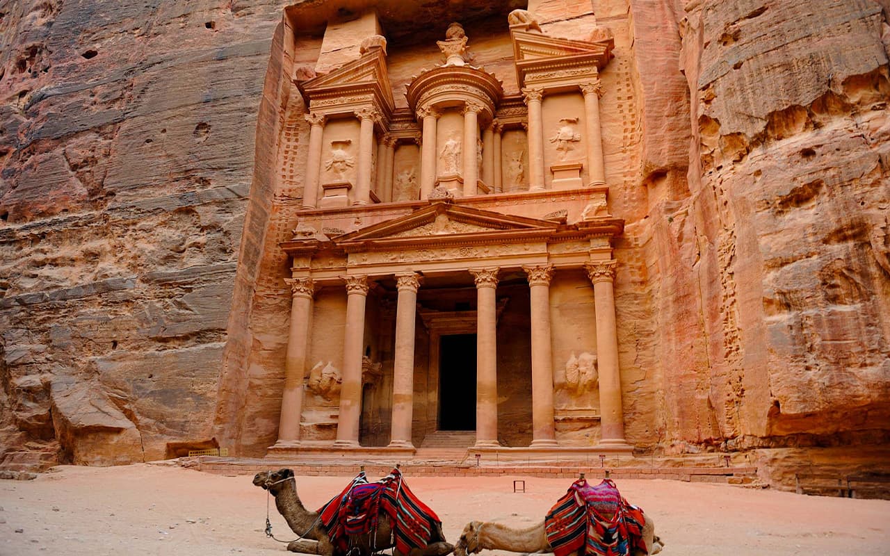 viaje-circuito-jordania-massimosp-Fotolia-Petra-Camels-in-front-of-Treasury-(Al-Khazneh)